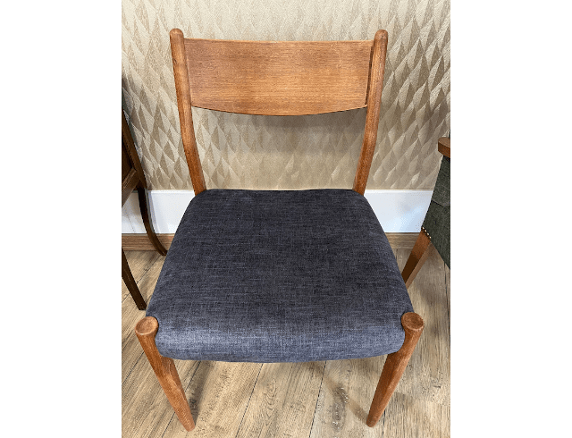Chaise avec assise tapissière