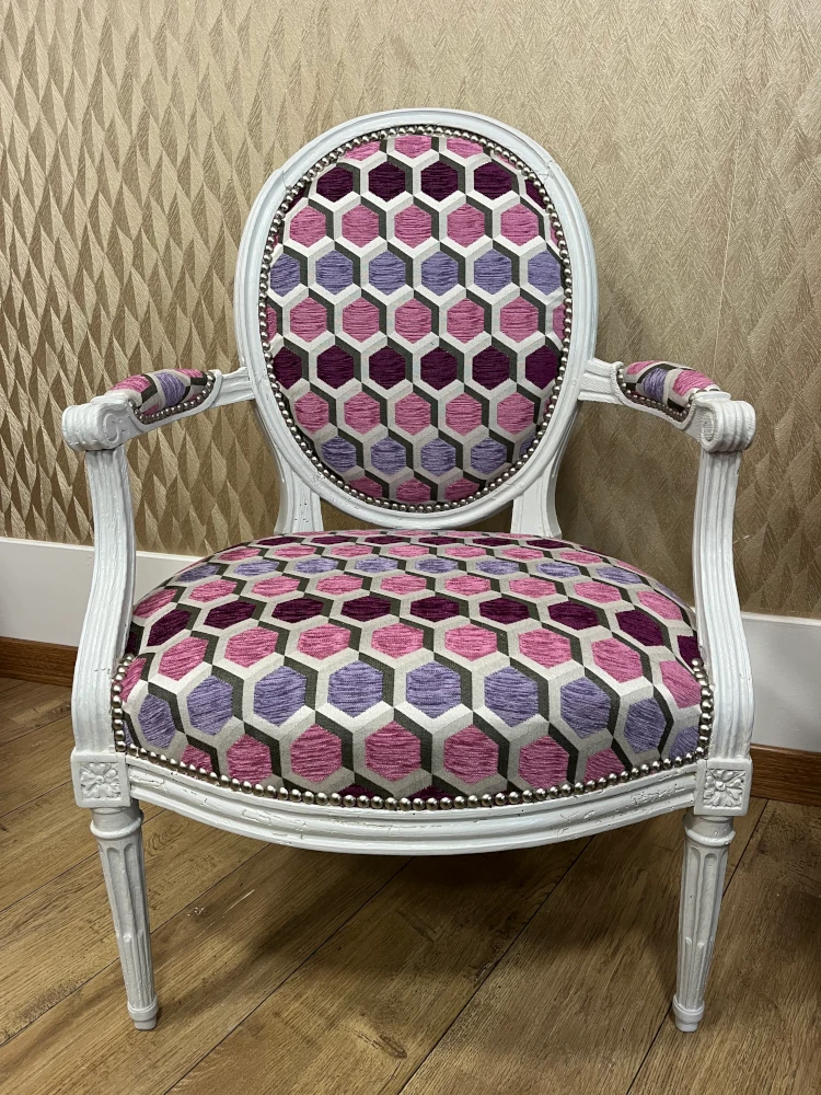 Fauteuil médaillon baroque Louis XVI
